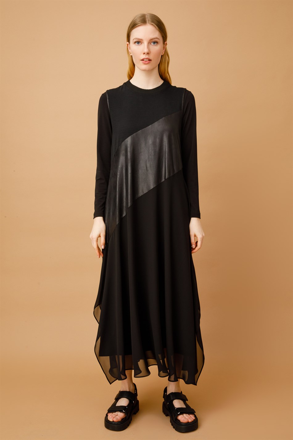 Farklı Siyah Tonların Uyumu ile İçli Dışlı Elbise-Siyah