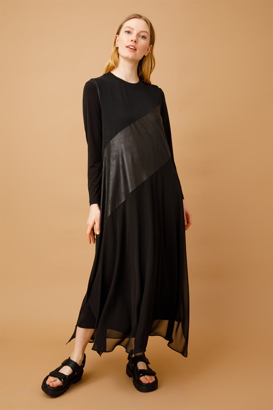 Farklı Siyah Tonların Uyumu ile İçli Dışlı Elbise-Siyah